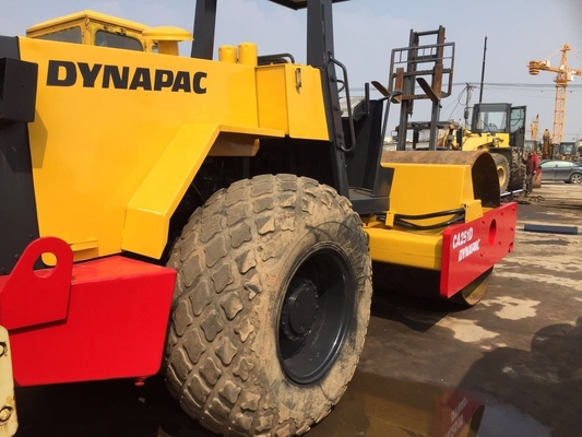 Gebrauchte Straßenwalze Dynapac CA251D 15 Tonnen in Japan mit EPA-Motor und Originalfarbe