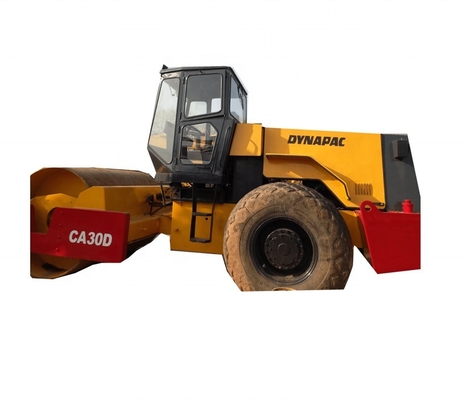 Grundsteinbau mit Dynapac CA30D-Straßenwalze und Eintrommel-Stahlrad