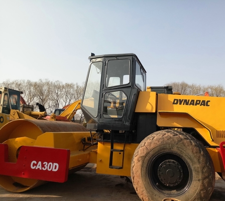 Grundsteinbau mit Dynapac CA30D-Straßenwalze und Eintrommel-Stahlrad