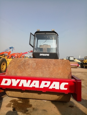 Grundsteinbau mit Dynapac CA30D-Straßenwalze und Eintrommel-Stahlrad