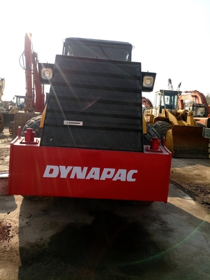 Grundsteinbau mit Dynapac CA30D-Straßenwalze und Eintrommel-Stahlrad