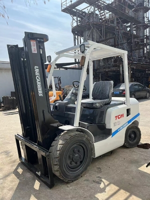 TCM 3 Tonnen gebrauchter Gabelstapler mit anderer Eimerkapazität und 3000 KG Maschinengewicht