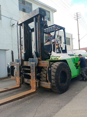 Komatsu FD240 Lagercontainer verwendetes Gabelstapler für langlebige