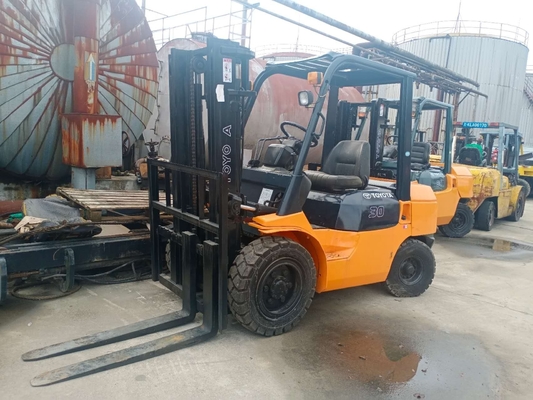 Ausgezeichnete Arbeitsbedingungen 3 Tonnen Toyota FD30 Mini Gabelstapler für schwere Geräte