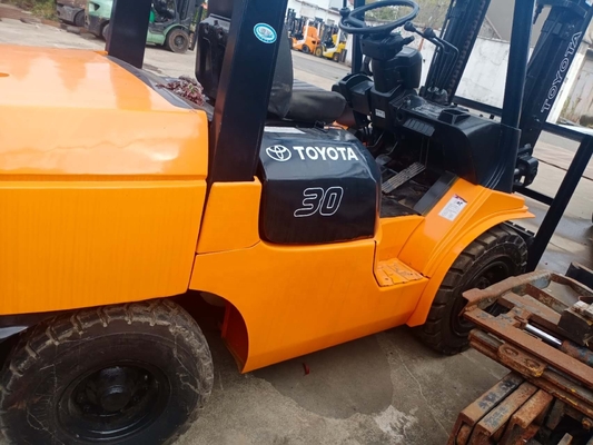 Ausgezeichnete Arbeitsbedingungen 3 Tonnen Toyota FD30 Mini Gabelstapler für schwere Geräte