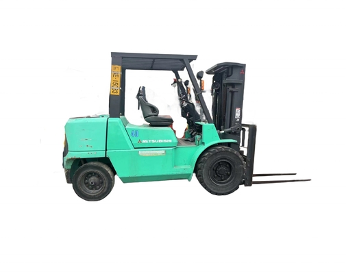 Gebrauchtes Mitsubishi FD40 Diesel Gabelstapler mit maximal 4 Tonnen.