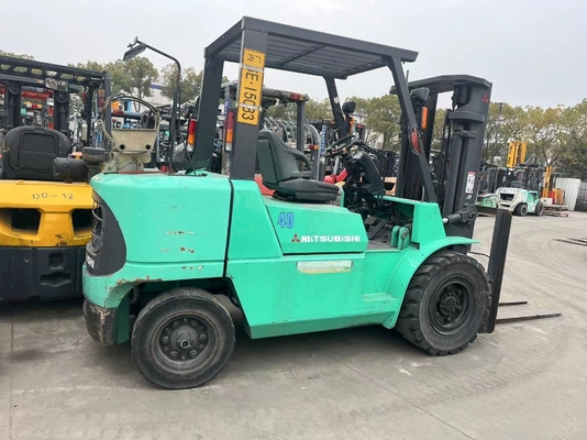 Gebrauchtes Mitsubishi FD40 Diesel Gabelstapler mit maximal 4 Tonnen.