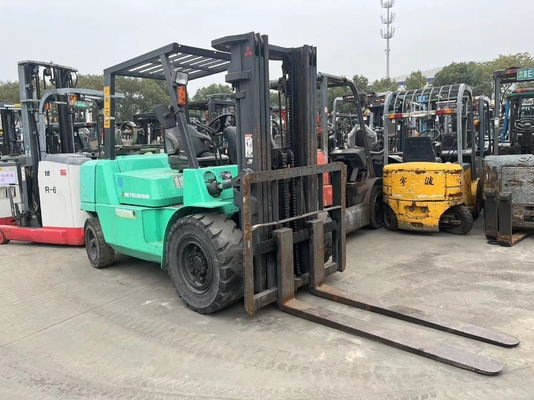 Gebrauchtes Mitsubishi FD40 Diesel Gabelstapler mit maximal 4 Tonnen.