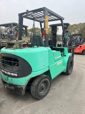 Gebrauchtes Mitsubishi FD40 Diesel Gabelstapler mit maximal 4 Tonnen.