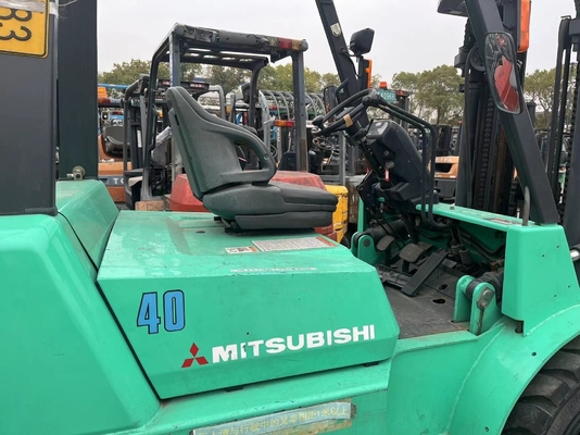 Gebrauchtes Mitsubishi FD40 Diesel Gabelstapler mit maximal 4 Tonnen.