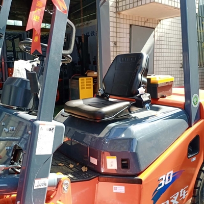 3 Tonnen Forklift FD30 mit 3 Masten Automatisch/manuell Japan Helikopter in ausgezeichnetem Zustand