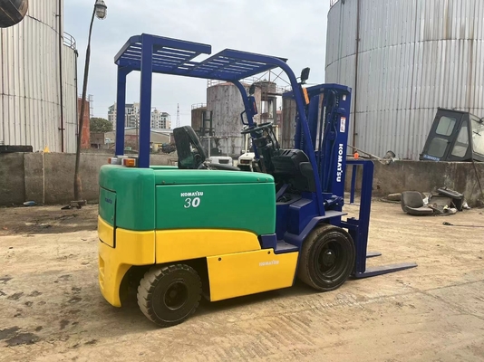 Niedrige Arbeitszeiten und guter Zustand Komatsu 3T Gabelstapler FD30 für Bauarbeiten