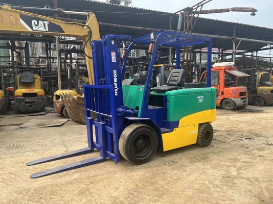 Niedrige Arbeitszeiten und guter Zustand Komatsu 3T Gabelstapler FD30 für Bauarbeiten