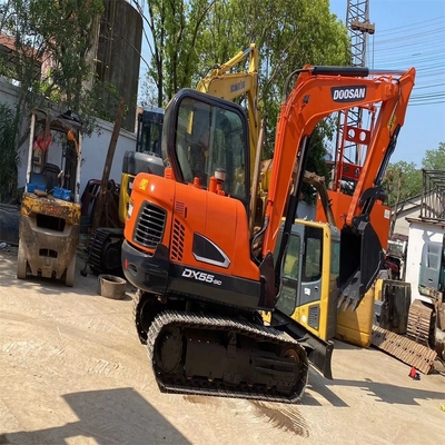 Erschwinglicher Doosan Bagger DX55 mit Originalfarbe und Betriebsgewicht von 5,5 Tonnen