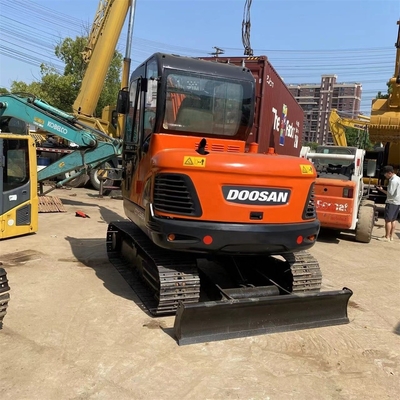 Erschwinglicher Doosan Bagger DX55 mit Originalfarbe und Betriebsgewicht von 5,5 Tonnen