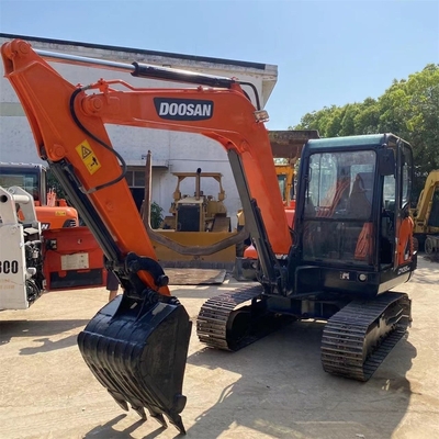 Erschwinglicher Doosan Bagger DX55 mit Originalfarbe und Betriebsgewicht von 5,5 Tonnen