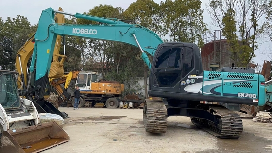 Gebrauchte KOBELCO SK200 Bagger mit 1,1 m3 Eimerkapazität und 20000 KG Gewicht in Shanghai