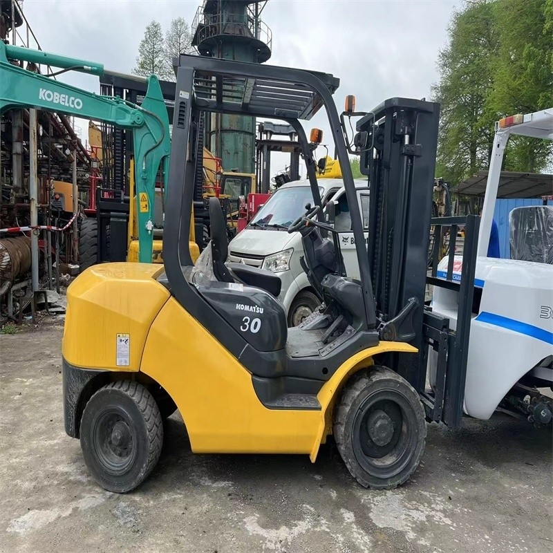 In gutem Zustand Original Japan Komatsu 3T Gabelstapler mit geringer Arbeitszeit und im Jahr 2022