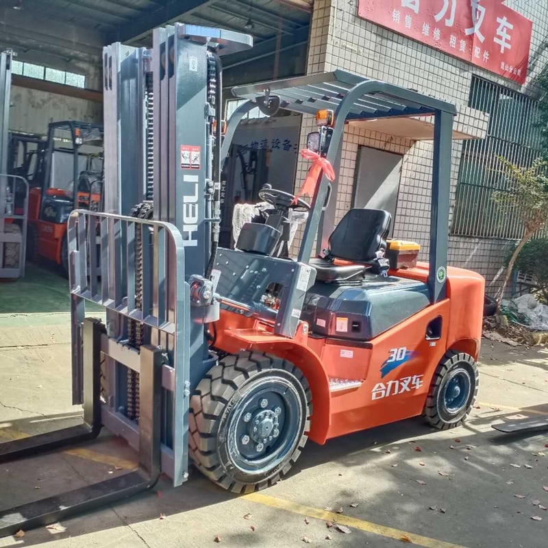 3 Tonnen Forklift FD30 mit 3 Masten Automatisch/manuell Japan Helikopter in ausgezeichnetem Zustand