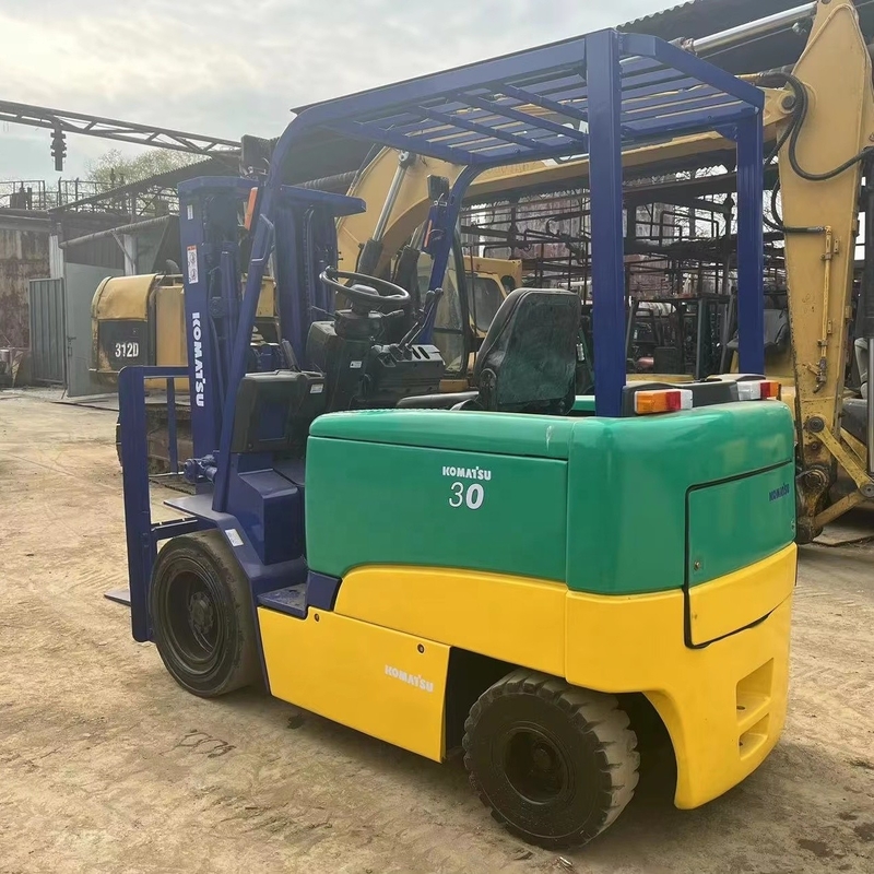 Niedrige Arbeitszeiten und guter Zustand Komatsu 3T Gabelstapler FD30 für Bauarbeiten